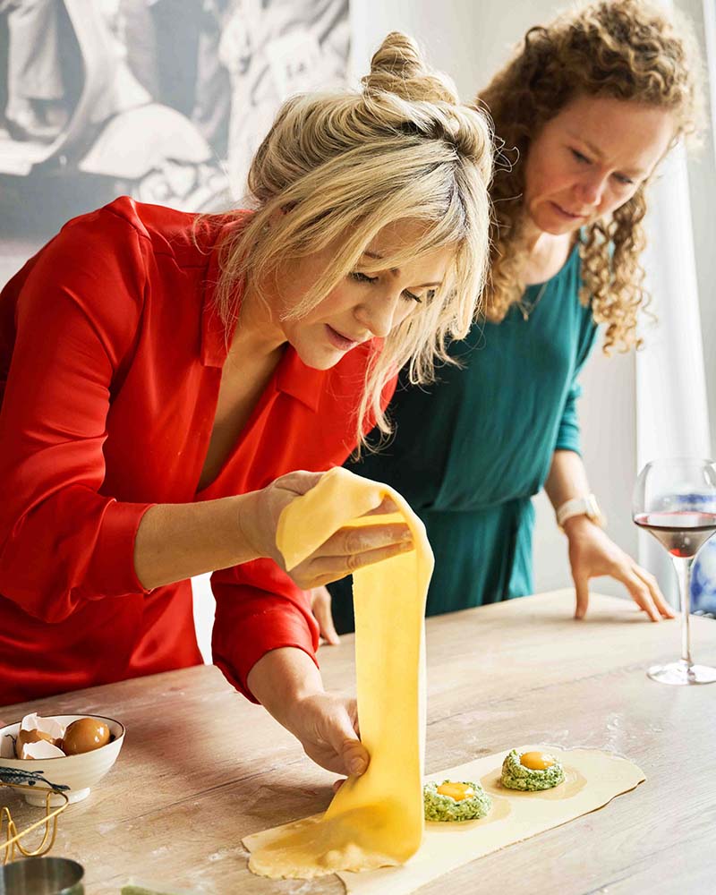 Sarah Puozzo die pasta maakt