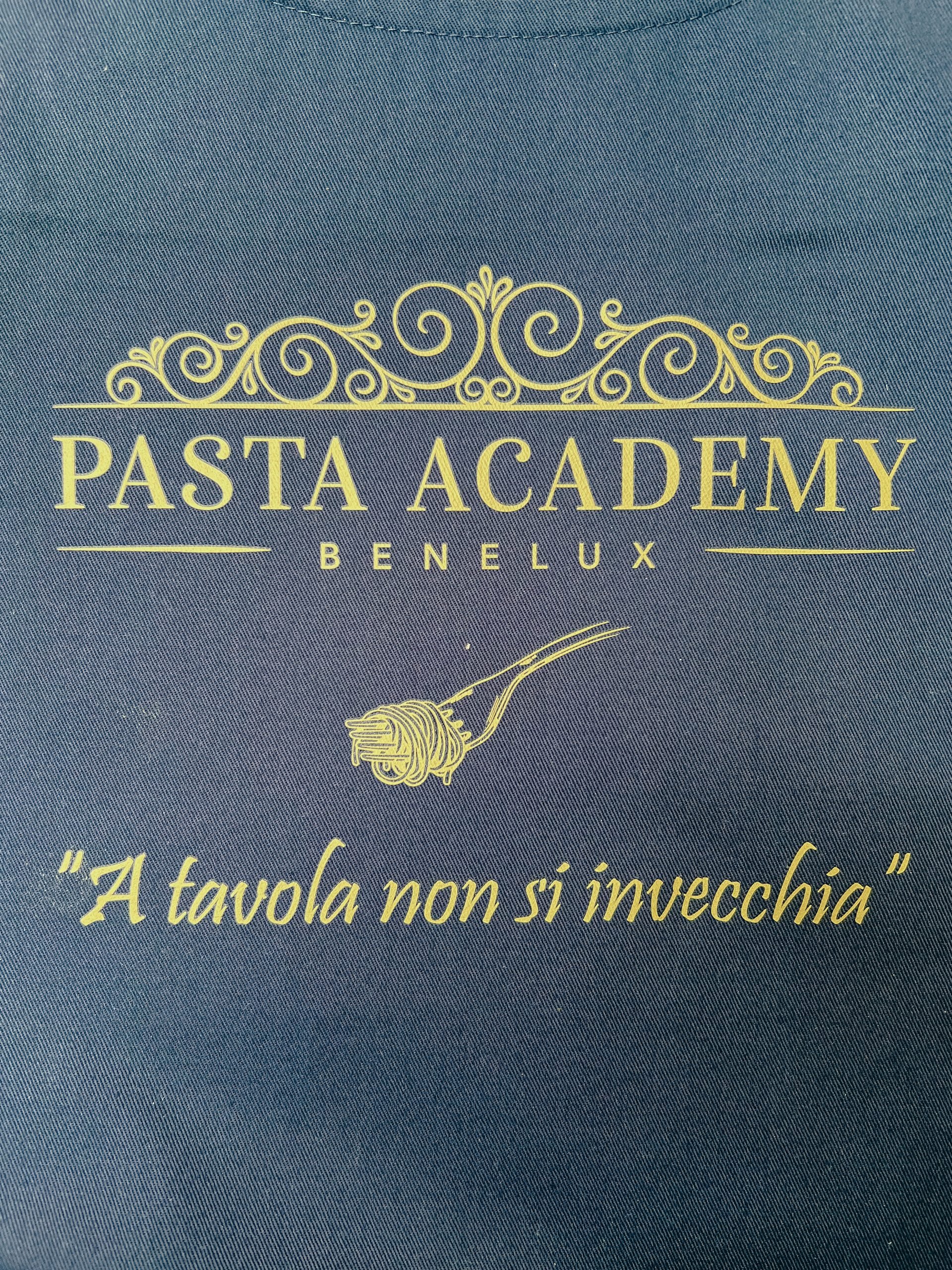 Luxe Italiaanse keukenschort "A tavola non si invecchia" - Afbeelding 2